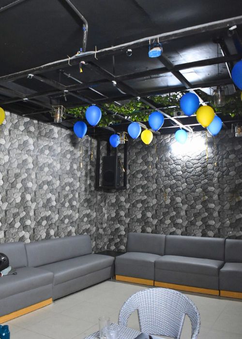 the-berry-lounge-at-blueberry-cafe-and-residency-geater-noida