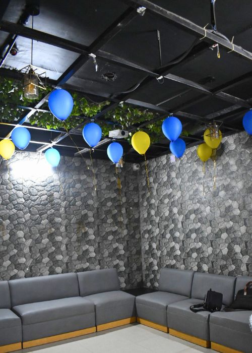 the-berry-lounge-at-blueberry-cafe-and-residency-greater-noida